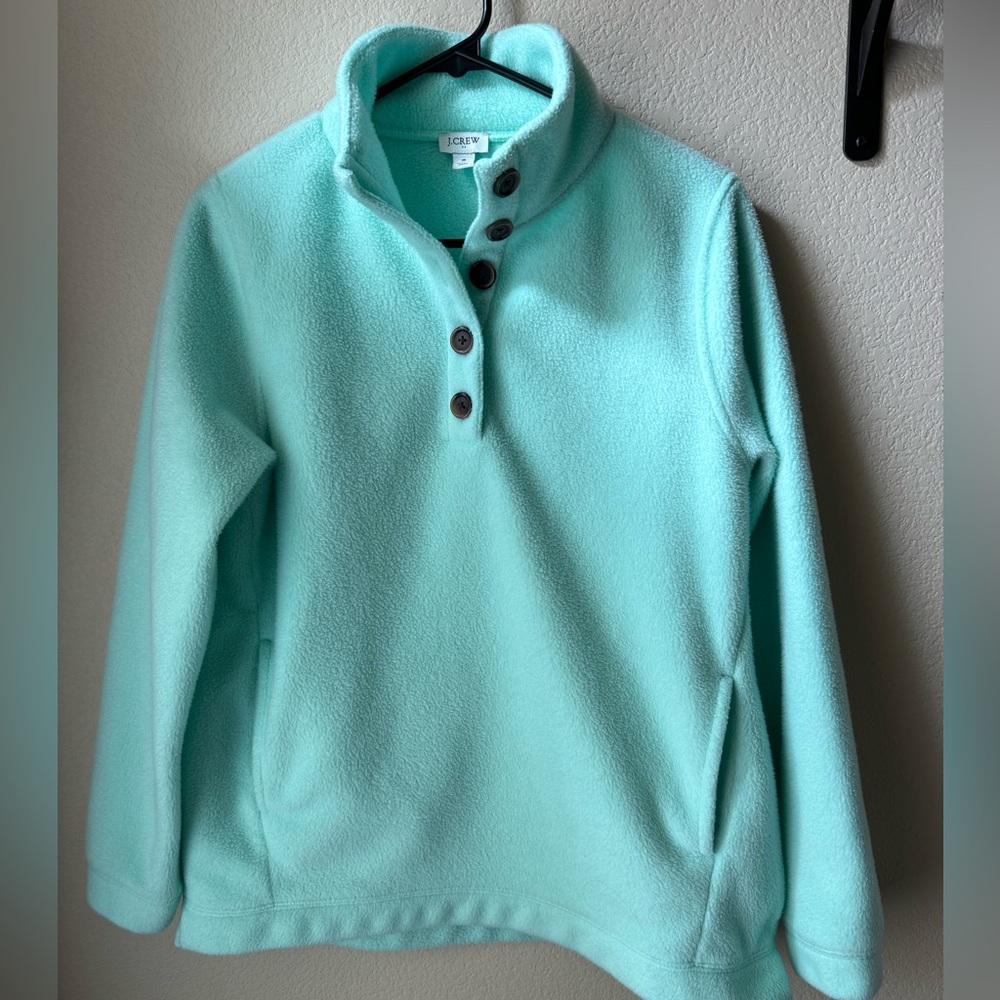Beautiful light teal fleece pullover with pockets. EUC!